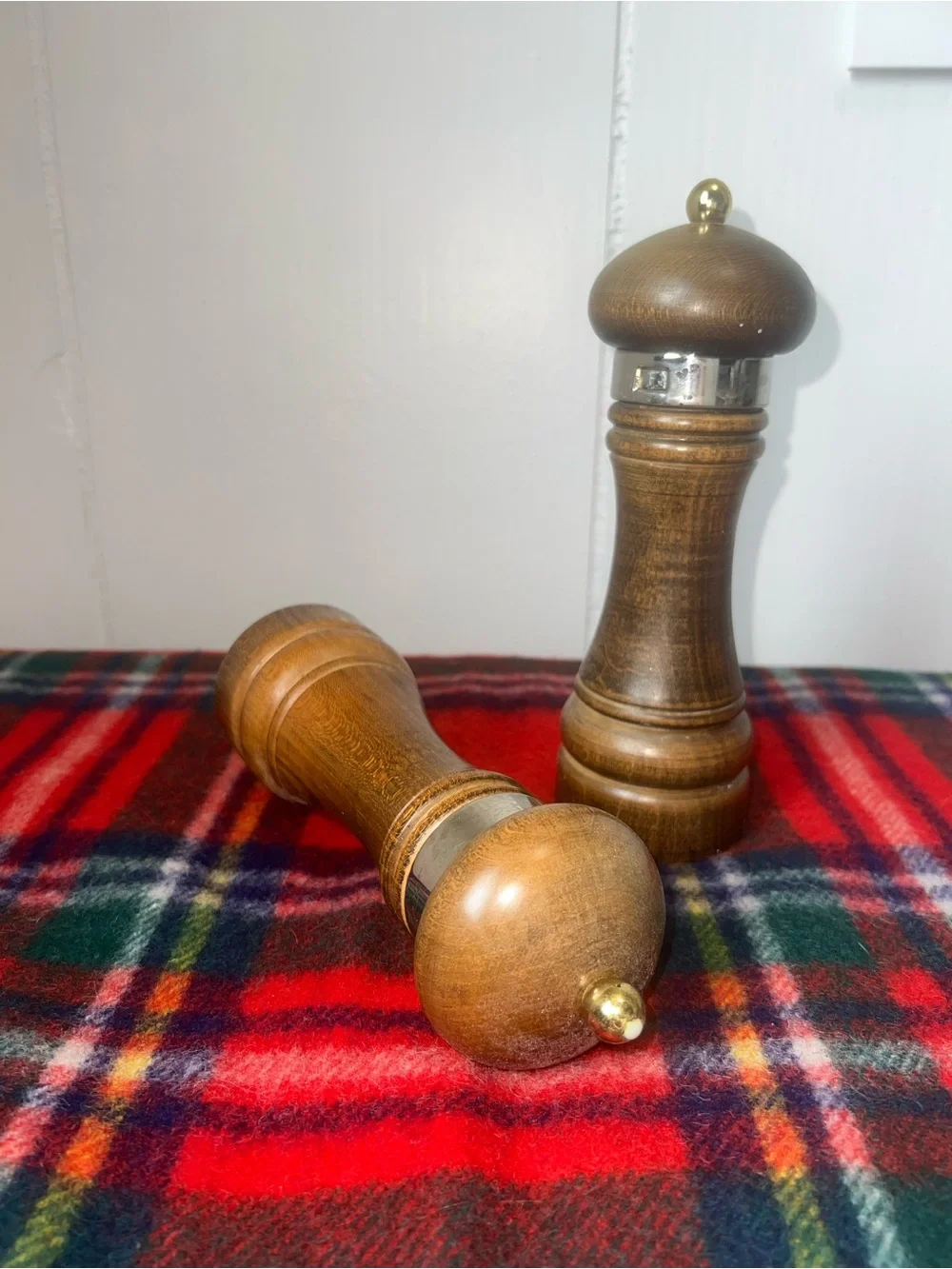 Vintage Wooden Salt & Pepper Grinder Mill Set Turned Wood Brass Accent Pair